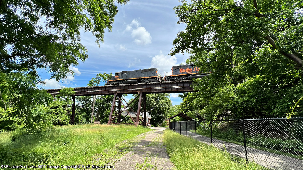 WE 4000 leads out onto the trestle.